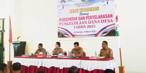 Bupati dan Wakil Bupati SBD, Ratu Wulla dan Angga Kaka, saat Rapat Koordinasi Percepatan dan Penyelarasan Pengelolaan Dana Desa Tahun 2025 bersama seluruh kepala desa se-SBD (Isto/Suarajarmas.id)