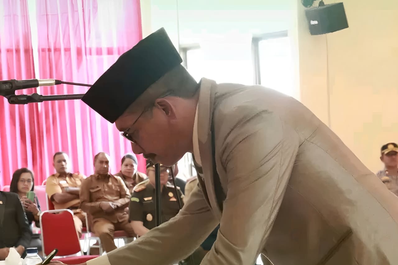 Etmundus Nobertus Nau, kembali dilantik sebagai Penjabat Sekretaris Daerah (Sekda) Kabupaten SBD (Haris/Suarajarmas.id)