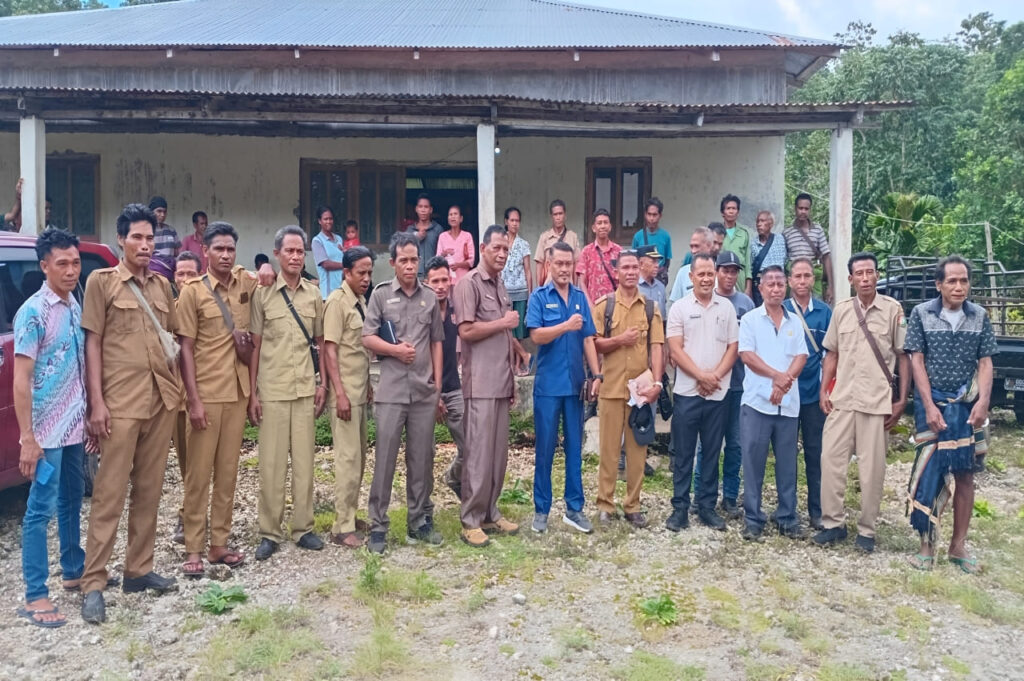 Komisi I dan II DPRD Kabupaten Sumba Barat Daya (SBD) bersama mitra dari Inspektorat serta Dinas PMD, saat kunjungan kerja di Desa Waiholo (Haris/Suarajarmas.id)