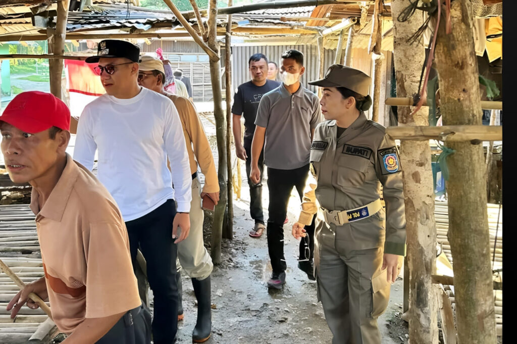 1000113879 Bupati SBD, Ratu Wulla didampingi Wakil Bupati Angga Kaka, Pj. Sekda Etmundus N. Nau, Kadis Linghup Enos Eka Dede, serta sejumlah pejabat dari OPD, tertibkan Pasar Waimangura