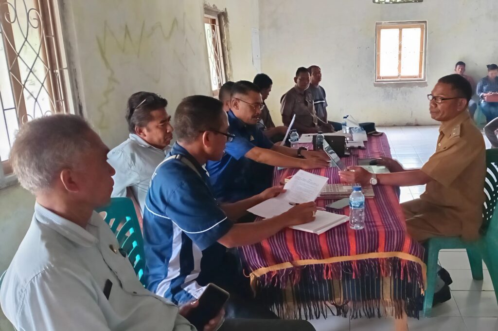 DPRD Kabupaten SBD bersama Inspektorat dan Dinas Pemberdayaan Masyarakat dan Desa (PMD) SBD turun langsung lakukan kunjungan kerja ke Kantor Desa Waiholo (Haris/Suarajarmas.id)