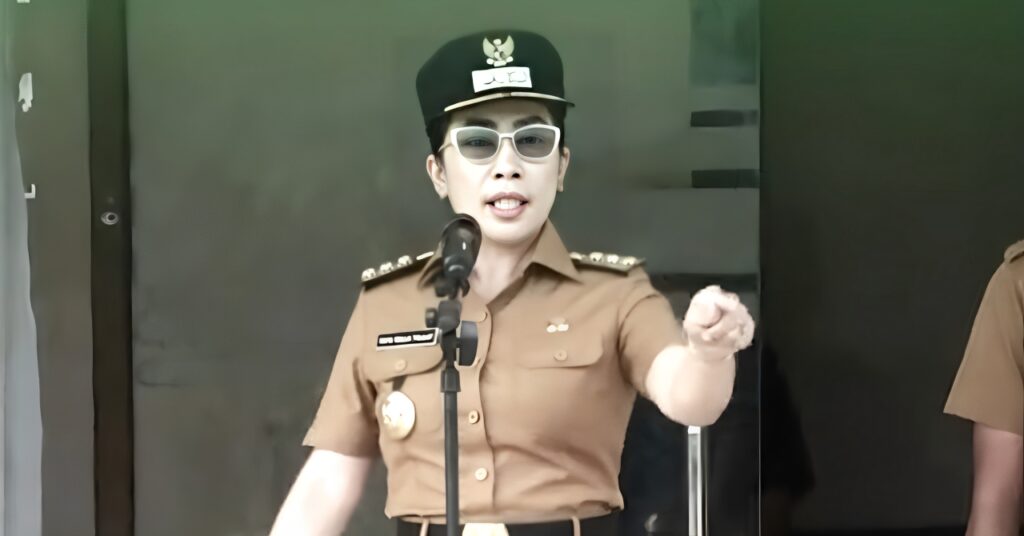 20250414_145729 Bupati Sumba Barat Daya (SBD), Ratu Ngadu Bonu Wulla, saat memimpin apel gabungan di halaman Kantor Bupati, pada Senin, 14 April 2025, tegaskan soal kedesiplinan ASN (Haris/Suarajarmas.id)