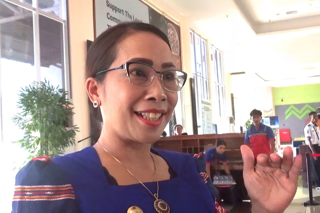 Bupati Sumba Barat Daya (SBD), Ratu Ngadu Bonu Wulla, saat ditemui wartawan di Ruang Tunggu Bandara Lede Kalumbang Tambolaka, perdana rute NAM Air Tambolaka ke Surabaya (AH/SuaraJarmas.id)
