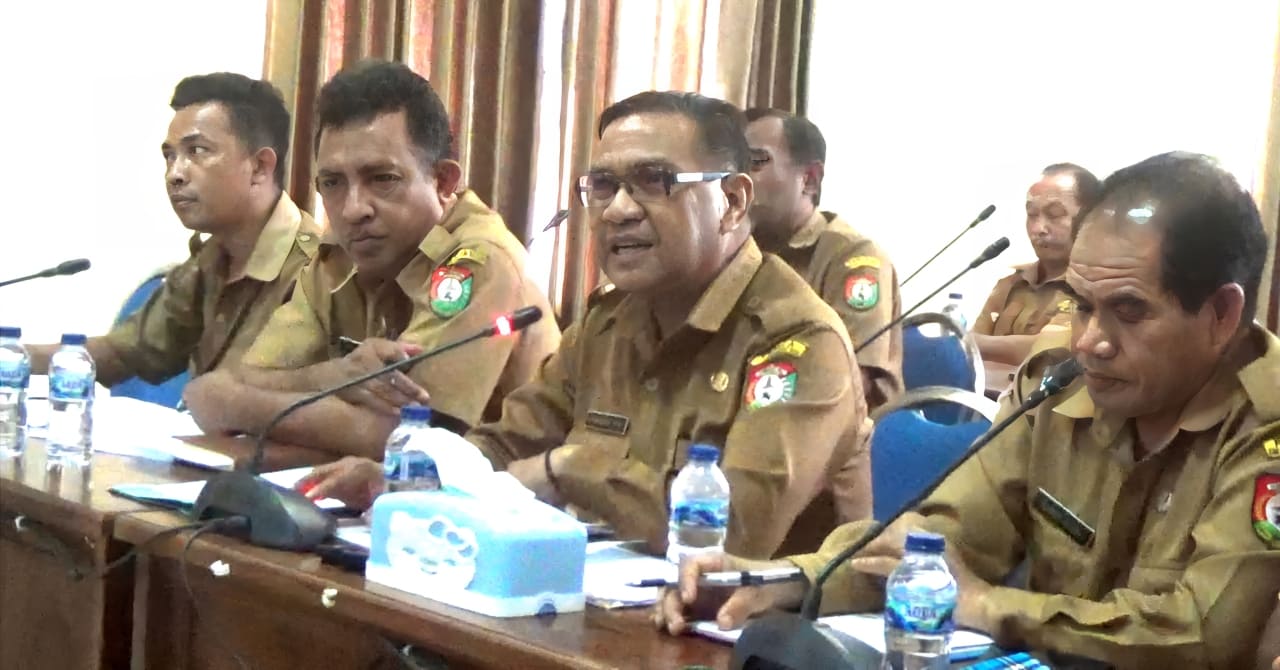 Asisten I Pemerintah Kabupaten Sumba Barat Daya (SBD), Christofel Horo, bersama beberapa jajaran pemerintah, saat menghadiri RDP bersama Komisi III DPRD Kabupaten SBD terkait polemik PPPK (Johan Sogara/Lintas Sumba)