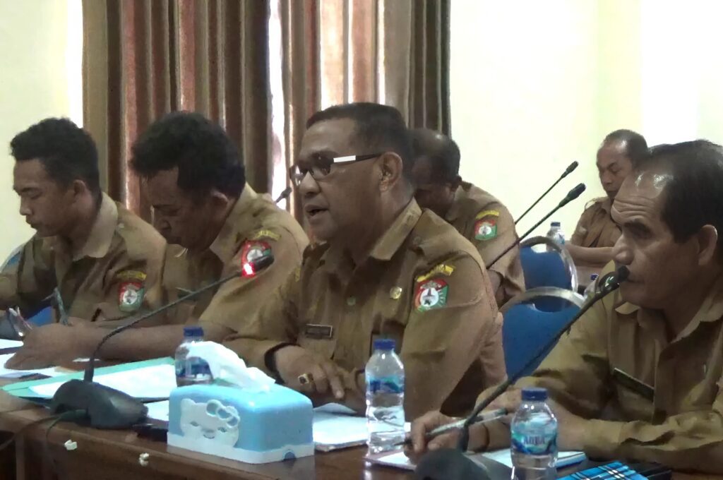 Asisten 1 SBD Asisten I Setda SBD, Christofel Horo, bersama jajaran, saat menghadiri RDP di DPRD SBD, terkait polemik PPPK (AH/Suarajarmas.id)