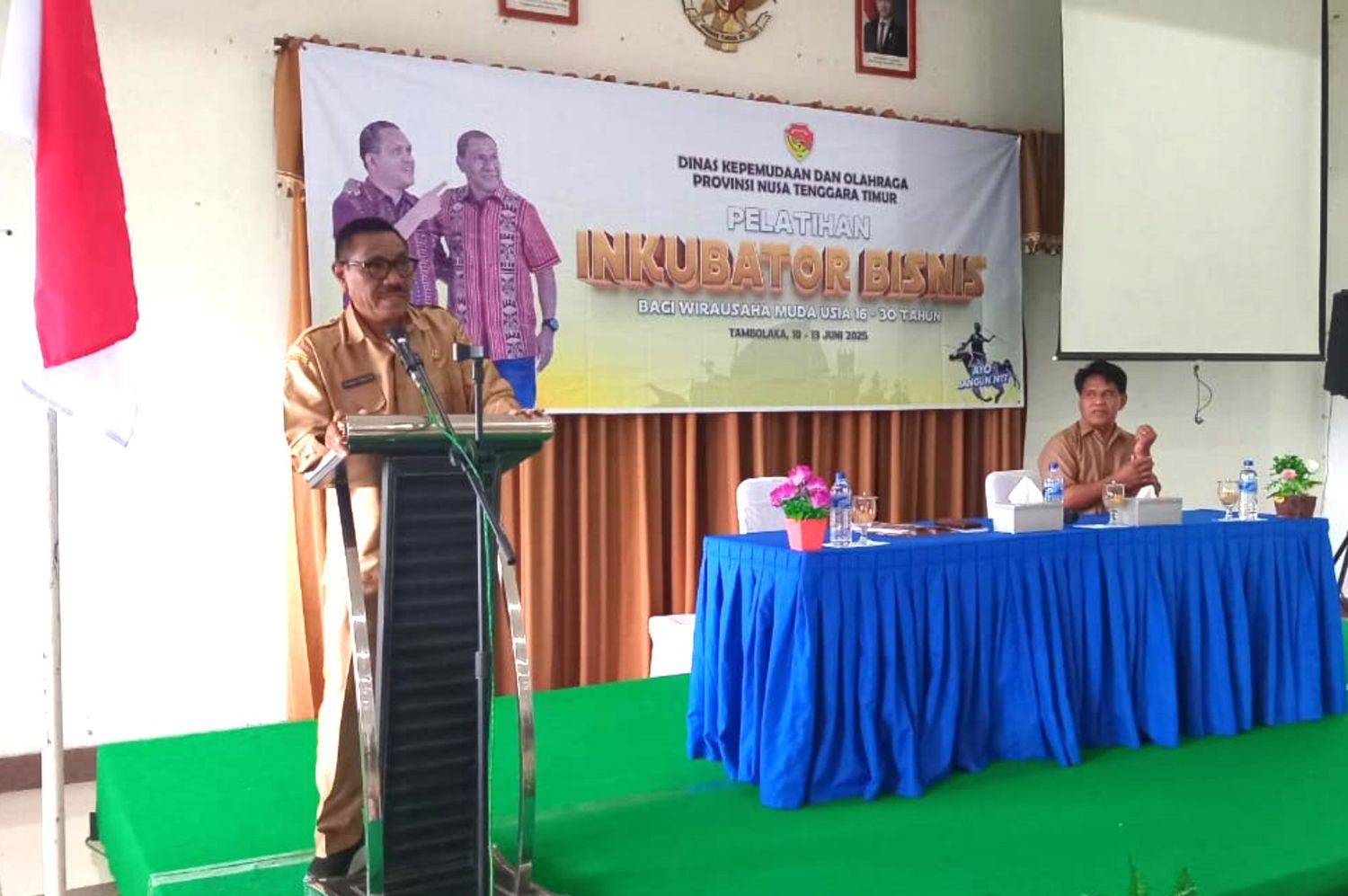 Kepala Dinas Pemuda dan Olahraga (Dispora) Kabupaten SBD, Yohanes Tende, saat memberikan sambutan (AH/Suarajarmas.id)
