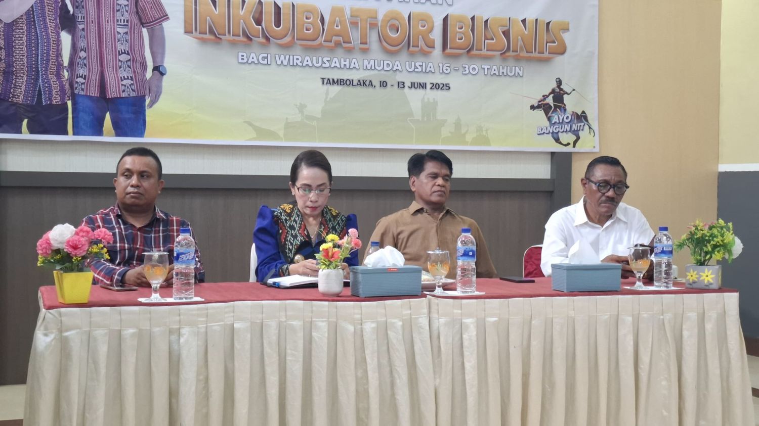 Kiri ke kanan: Dosen Undana Kupang, Bupati SBD, Ratu Ngadu Bonu Wulla, Kabid Pengembangan Pemuda Dispora NTT, Matius Ngadu Oli, dan Kadispora SBD, Yohanes Tende (AH/Suarajarmas.id)