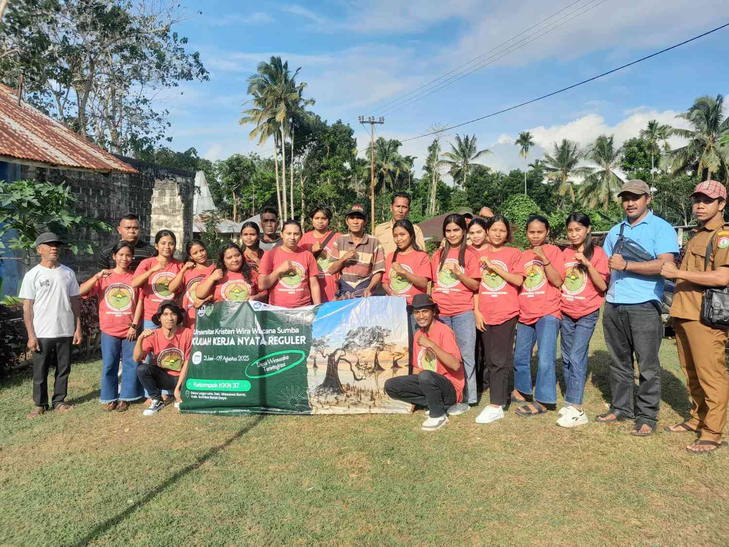 Mahasiswa Universitas Kristen Wira Wacana (UNKRISWINA) Sumba KKN di Desa Lagalete (AH/Suarajarmas.id)