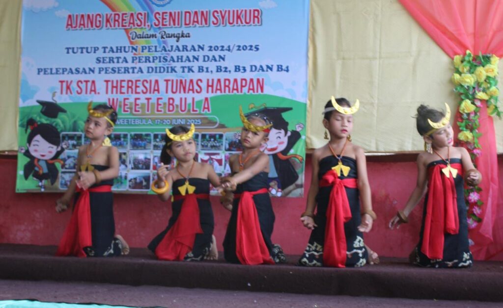 Ajang Kreasi, Seni dan Syukur dalam rangka tutup tahun ajaran 2024/2025 serta perpisahan dan pelepasan peserta didik TK Sta. Theresia Tunas Harapan Weetebula (AH/Suarajarmas.id)