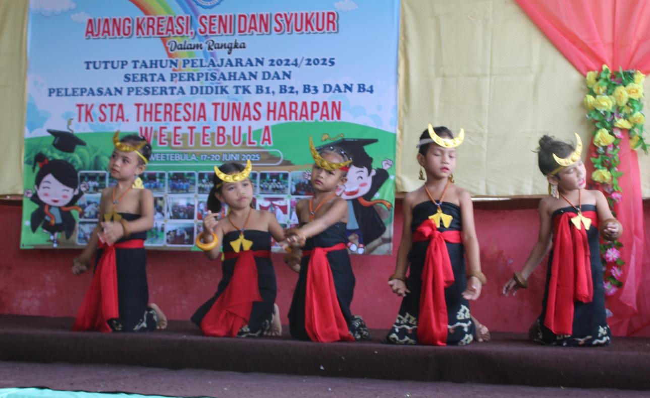 Ajang Kreasi, Seni dan Syukur dalam rangka tutup tahun ajaran 2024/2025 serta perpisahan dan pelepasan peserta didik TK Sta. Theresia Tunas Harapan Weetebula (AH/Suarajarmas.id)