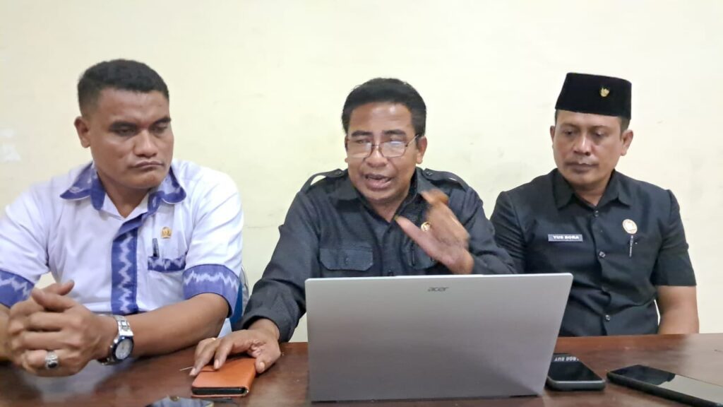 Ketua DPRD SBD, Rudolf Radu Holo (Tengah), Wakil Ketua I DPRD SBD, Thomas Tanggu Dendo (Kiri), dan Wakil Ketua II DPRD SBD, Yusuf Bora (Kanan), saat konferensi pers soal RDP Gabungan Komisi (AH/Suarajarmas.id)
