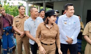 Bupati Sumba Barat Daya (SBD), Ratu Ngadu Bonu Wulla, Wakil Bupati Dominikus Alphawan Rangga Kaka, Wakil Ketua II DPRD SBD, Yusuf Bora, saat berkunjung ke Desa Kadi Wanno, Wewewa Timur. saat itu, Ratu Wulla menegaskan komitmennya untuk meningkatkan kualitas pendidikan di SBD (Johan Sogara/Lintas Sumba)