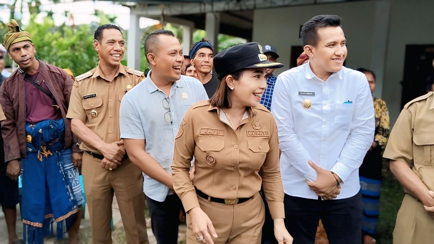Bupati Sumba Barat Daya (SBD), Ratu Ngadu Bonu Wulla, Wakil Bupati Dominikus Alphawan Rangga Kaka, Wakil Ketua II DPRD SBD, Yusuf Bora, saat berkunjung ke Desa Kadi Wanno, Wewewa Timur. saat itu, Ratu Wulla menegaskan komitmennya untuk meningkatkan kualitas pendidikan di SBD (Johan Sogara/Lintas Sumba)