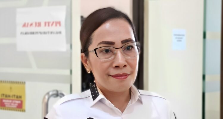 Bupati Sumba Barat Daya (SBD), Ratu Ngadu Bonu Wulla, saat ditemui wartawan, pada Rabu, 2 Juli 2025, soal sidak di dinas pendidikan terkait tunjangan guru (Johan Sogara/Lintas Sumba)