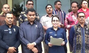 Sumba Barat Daya Bupati Sumba Barat Daya (SBD), Ratu Ngadu Bonu Wulla, didampingi Sekda SBD, Pimpinan DPRD SBD, Para ketua Fraksi, dan Pimpinan OPD lingkup Pemkab SBD, dalam konferensi pers terkait polemik seleksi PPPK Tahap 2 (Johan Sogara/Lintas Sumba)