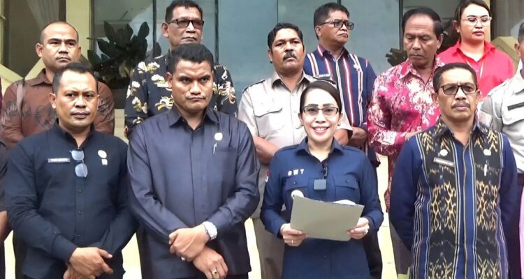 Bupati Sumba Barat Daya (SBD), Ratu Ngadu Bonu Wulla, didampingi Sekda SBD, Pimpinan DPRD SBD, Para ketua Fraksi, dan Pimpinan OPD lingkup Pemkab SBD, dalam konferensi pers terkait polemik seleksi PPPK Tahap 2 (Johan Sogara/Lintas Sumba)