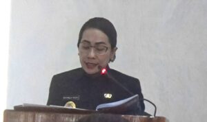 Bupati Sumba Barat Daya (SBD), Ratu Ngadu Bonu Wulla, saat menyampaikan Ranperda Perubahan APBD 2025 dalam sidang paripurna ke-10 DPRD SBD (Johan Sogara/Lintas Sumba)