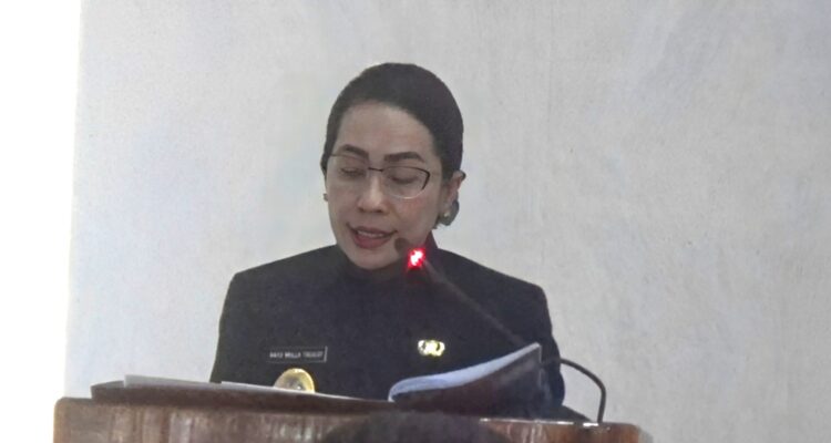 Bupati Sumba Barat Daya (SBD), Ratu Ngadu Bonu Wulla, saat menyampaikan Ranperda Perubahan APBD 2025 dalam sidang paripurna ke-10 DPRD SBD (Johan Sogara/Lintas Sumba)
