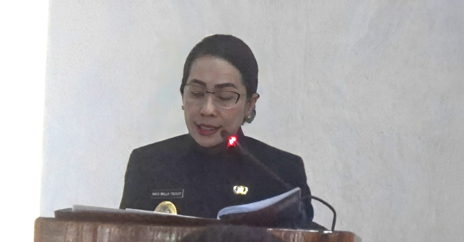 Bupati Sumba Barat Daya (SBD), Ratu Ngadu Bonu Wulla, saat menyampaikan Ranperda Perubahan APBD 2025 dalam sidang paripurna ke-10 DPRD SBD (Johan Sogara/Lintas Sumba)
