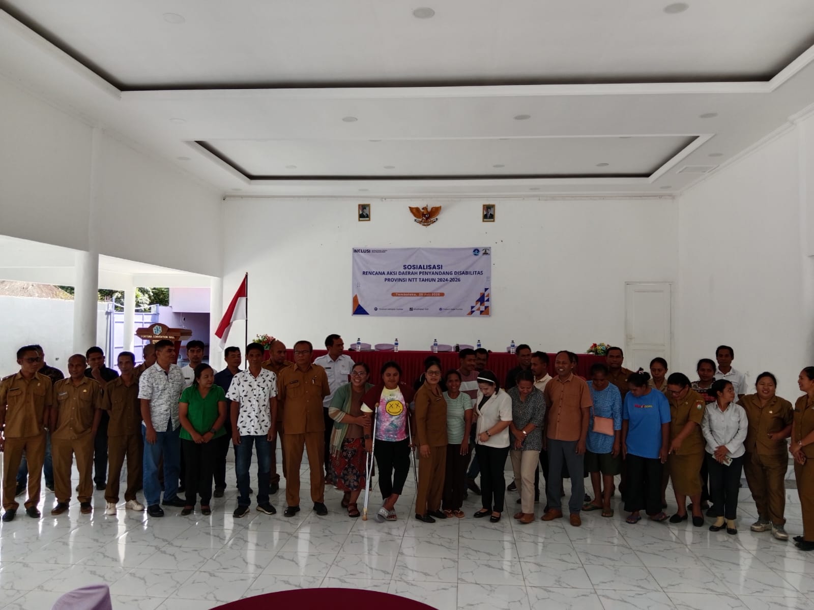 Foto bersama pasca sosialisasi Rencana Aksi Daerah (RAD) Penyandang Disabilitas Tahun 2024–2026, di Aula Fortuna Convention Hall, Tambolaka (Doel Haris/Suarajarmas.id)