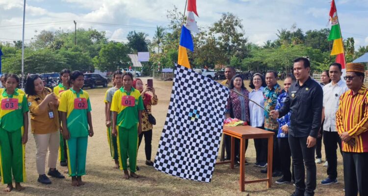 Wakil Bupati Sumba Barat Daya (SBD), Dominikus Alphawan Rangga Kaka, saat resmikan Kick Off Pemeriksaan Kesehatan Gratis (PKG) di SMA Katolik St. Dominikus Tambolaka (Johan Sogara/Lintas Sumba)