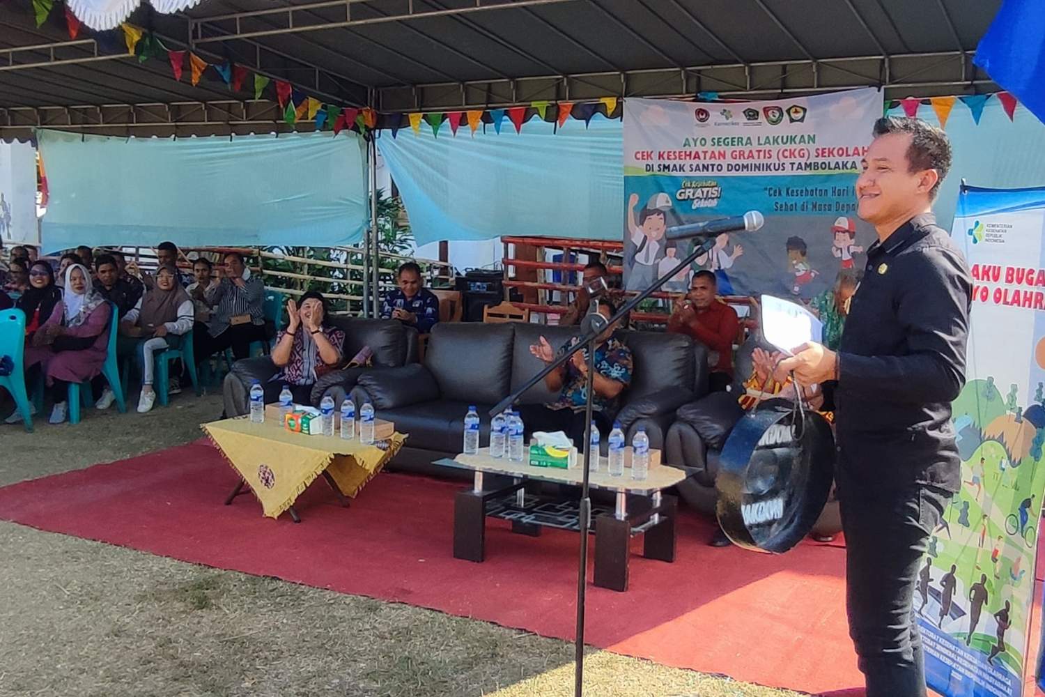 Wakil Bupati SBD, Dominikus Alphawan Rangga Kaka, saat resmikan Kick Off PKG di SMA Katolik St. Dominikus Tambolaka (Doel Haris/Suarajarmas.id)