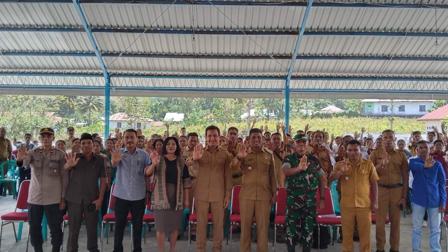 Foto bersama Wakil Bupati SBD, DPRD SBD, Pemerintah dan Masyarakat setempat, saat Pra Musrenbang Stunting di Wewewa Selatan (Johan Sogara/Lintas Sumba)