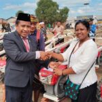 Ketua DPRD Sumba Barat Daya (SBD), Rudolf Radu Holo, saat menyerahkan bantuan alsintan secara simbolis kepada kelompok tani (Doel Haris/Suarajarmas.id)