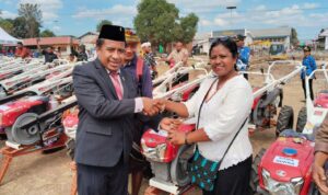 Ketua DPRD Sumba Barat Daya (SBD), Rudolf Radu Holo, saat menyerahkan bantuan alsintan secara simbolis kepada kelompok tani (Doel Haris/Suarajarmas.id)