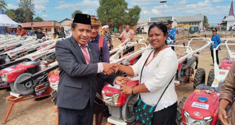 Ketua DPRD Sumba Barat Daya (SBD), Rudolf Radu Holo, saat menyerahkan bantuan alsintan secara simbolis kepada kelompok tani (Doel Haris/Suarajarmas.id)