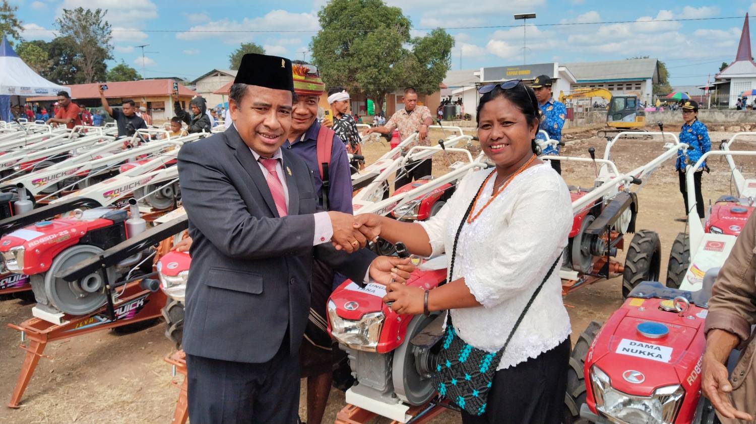 Ketua DPRD Sumba Barat Daya (SBD), Rudolf Radu Holo, saat menyerahkan bantuan alsintan secara simbolis kepada kelompok tani (Doel Haris/Suarajarmas.id)