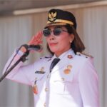 Bupati Sumba Barat Daya (SBD), Ratu Ngadu Bonu Wulla, saat menjadi inspektur upacara dalam HUT ke-80 RI di SBD (Johan Sogara/Lintas Sumba)