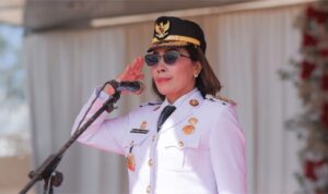 Bupati Sumba Barat Daya (SBD), Ratu Ngadu Bonu Wulla, saat menjadi inspektur upacara dalam HUT ke-80 RI di SBD (Johan Sogara/Lintas Sumba)