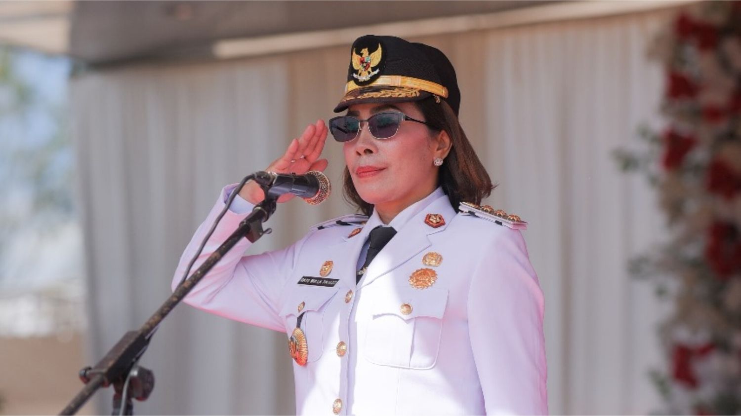 Bupati Sumba Barat Daya (SBD), Ratu Ngadu Bonu Wulla, saat menjadi inspektur upacara dalam HUT ke-80 RI di SBD (Johan Sogara/Lintas Sumba)