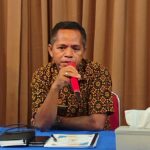 Ketua Fraksi NasDem Sumba Barat Daya (SBD), Sirilus Lega, saat dialog dengan YHS (AH/Suarajarmas.id)