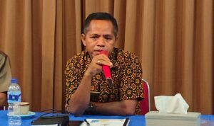 Ketua Fraksi NasDem Sumba Barat Daya (SBD), Sirilus Lega, saat dialog dengan YHS (AH/Suarajarmas.id)