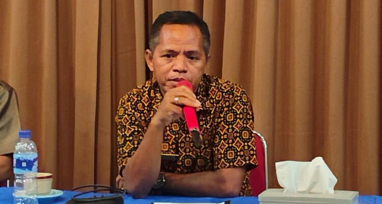 Ketua Fraksi NasDem Sumba Barat Daya (SBD), Sirilus Lega, saat dialog dengan YHS (AH/Suarajarmas.id)