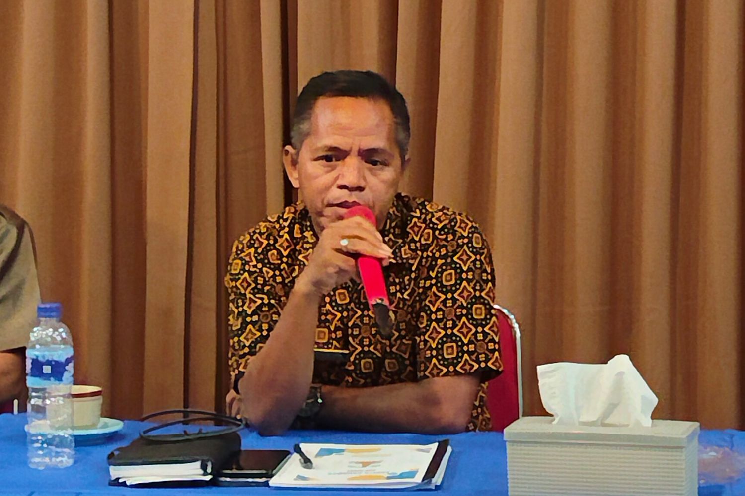 Ketua Fraksi NasDem Sumba Barat Daya (SBD), Sirilus Lega, saat dialog dengan YHS (AH/Suarajarmas.id)