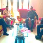 Ketua DPRD SBD, Rudolf Radu Holo, Ketua Komisi I DPRD SBD, Octavianus Dapa Talu, Wakil Ketua I DPRD SBD, Thomas Tanggu Dendo, saat diskusi dengan Perwakilan UNITRI Malang, Agustinua Ghunu (AH/Suarajarmas.id)