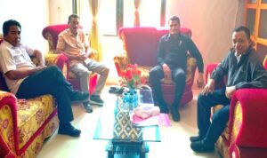 Ketua DPRD SBD, Rudolf Radu Holo, Ketua Komisi I DPRD SBD, Octavianus Dapa Talu, Wakil Ketua I DPRD SBD, Thomas Tanggu Dendo, saat diskusi dengan Perwakilan UNITRI Malang, Agustinua Ghunu (AH/Suarajarmas.id)