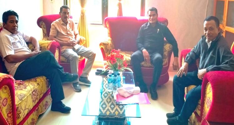 Ketua DPRD SBD, Rudolf Radu Holo, Ketua Komisi I DPRD SBD, Octavianus Dapa Talu, Wakil Ketua I DPRD SBD, Thomas Tanggu Dendo, saat diskusi dengan Perwakilan UNITRI Malang, Agustinua Ghunu (AH/Suarajarmas.id)