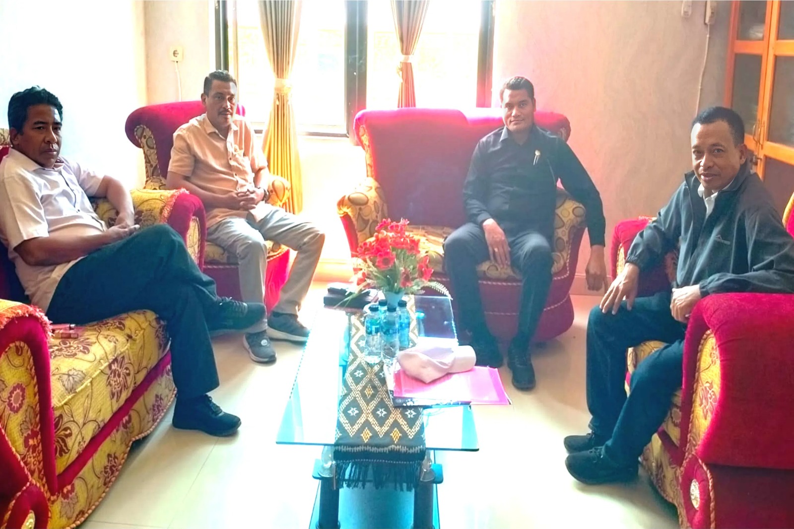 Ketua DPRD SBD, Rudolf Radu Holo, Ketua Komisi I DPRD SBD, Octavianus Dapa Talu, Wakil Ketua I DPRD SBD, Thomas Tanggu Dendo, saat diskusi dengan Perwakilan UNITRI Malang, Agustinua Ghunu (AH/Suarajarmas.id)