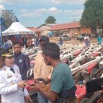 Bupati dan Wakil Bupati Sumba Barat Daya (SBD), Ratu Ngadu Bonu Wulla dan Dominikus Alphawan Rangga Kaka, saat menyerahkan bantuan alsintan secara simbolis kepada kelompok tani (Doel Haris/Suarajarmas.id)