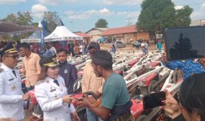Bupati dan Wakil Bupati Sumba Barat Daya (SBD), Ratu Ngadu Bonu Wulla dan Dominikus Alphawan Rangga Kaka, saat menyerahkan bantuan alsintan secara simbolis kepada kelompok tani (Doel Haris/Suarajarmas.id)