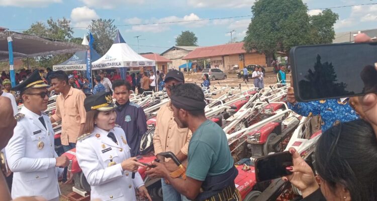 Bupati dan Wakil Bupati Sumba Barat Daya (SBD), Ratu Ngadu Bonu Wulla dan Dominikus Alphawan Rangga Kaka, saat menyerahkan bantuan alsintan secara simbolis kepada kelompok tani (Doel Haris/Suarajarmas.id)