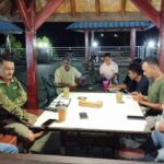 Ketua Fraksi PDI Perjuangan SBD, Octavianus Dapa Talu, saat berdiskusi dengan Ketua dan Staf Yayasan Harapan Sumba (AH/Suarajarmas.id)