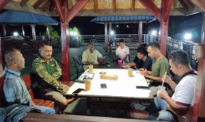 Ketua Fraksi PDI Perjuangan SBD, Octavianus Dapa Talu, saat berdiskusi dengan Ketua dan Staf Yayasan Harapan Sumba (AH/Suarajarmas.id)