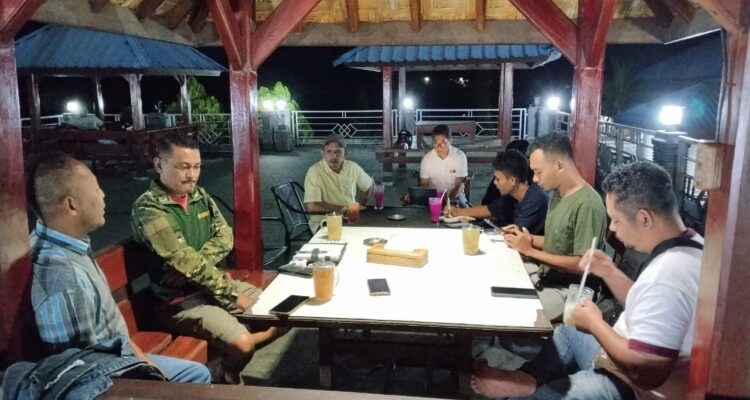 Ketua Fraksi PDI Perjuangan SBD, Octavianus Dapa Talu, saat berdiskusi dengan Ketua dan Staf Yayasan Harapan Sumba (AH/Suarajarmas.id)