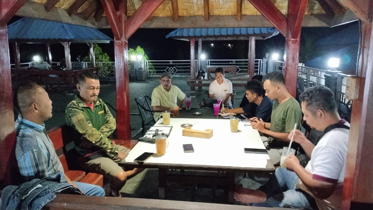 Ketua Fraksi PDI Perjuangan SBD, Octavianus Dapa Talu, saat berdiskusi dengan Ketua dan Staf Yayasan Harapan Sumba (AH/Suarajarmas.id)