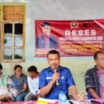 Anggota DPRD SBD, Octavianus Dapa Talu (tengah), Kabag Ranwas DPRD SBD, Monika Danur (kiri), dan Pj Kepala Desa Wee Baghe, Yosep Tamo Ama (Kanan), saat reses di Desa Wee Baghe (AH/Suarajarmas.id)